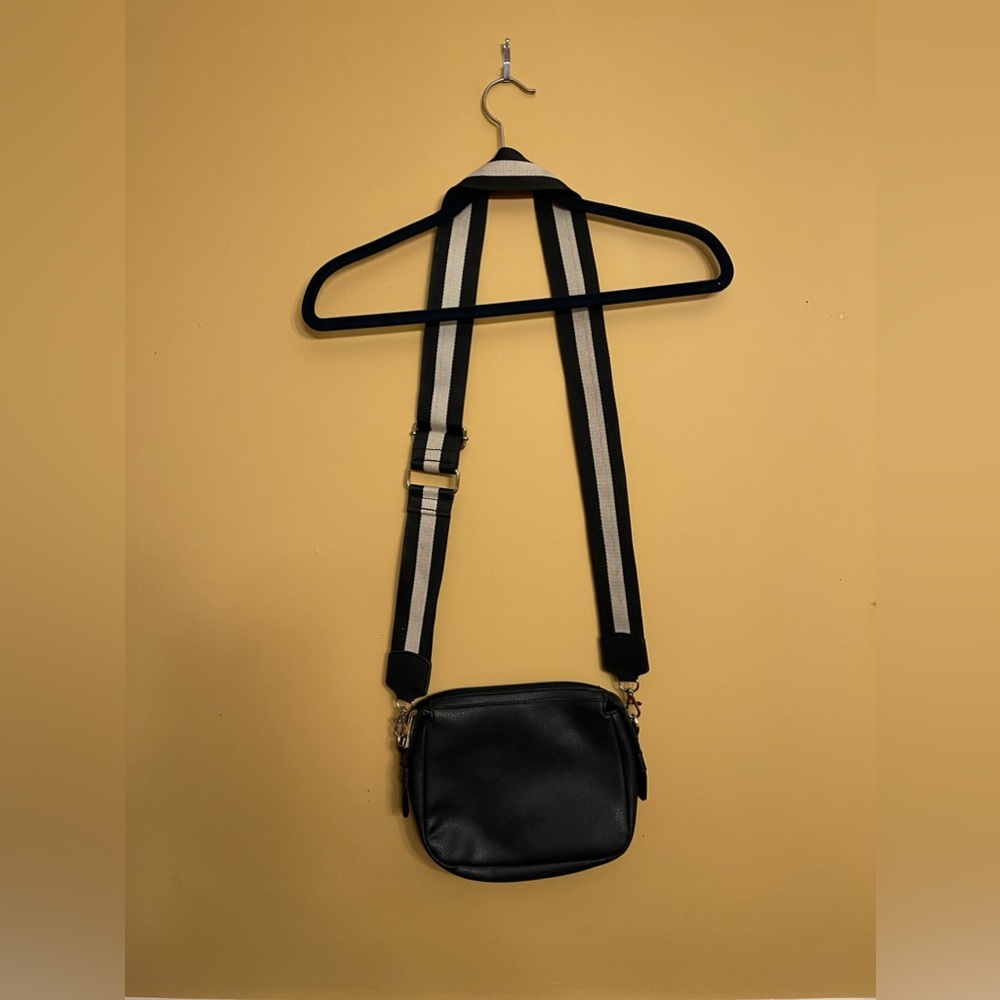 🖤 Black Crossbody Bag 🖤 - Picture 2 of 8